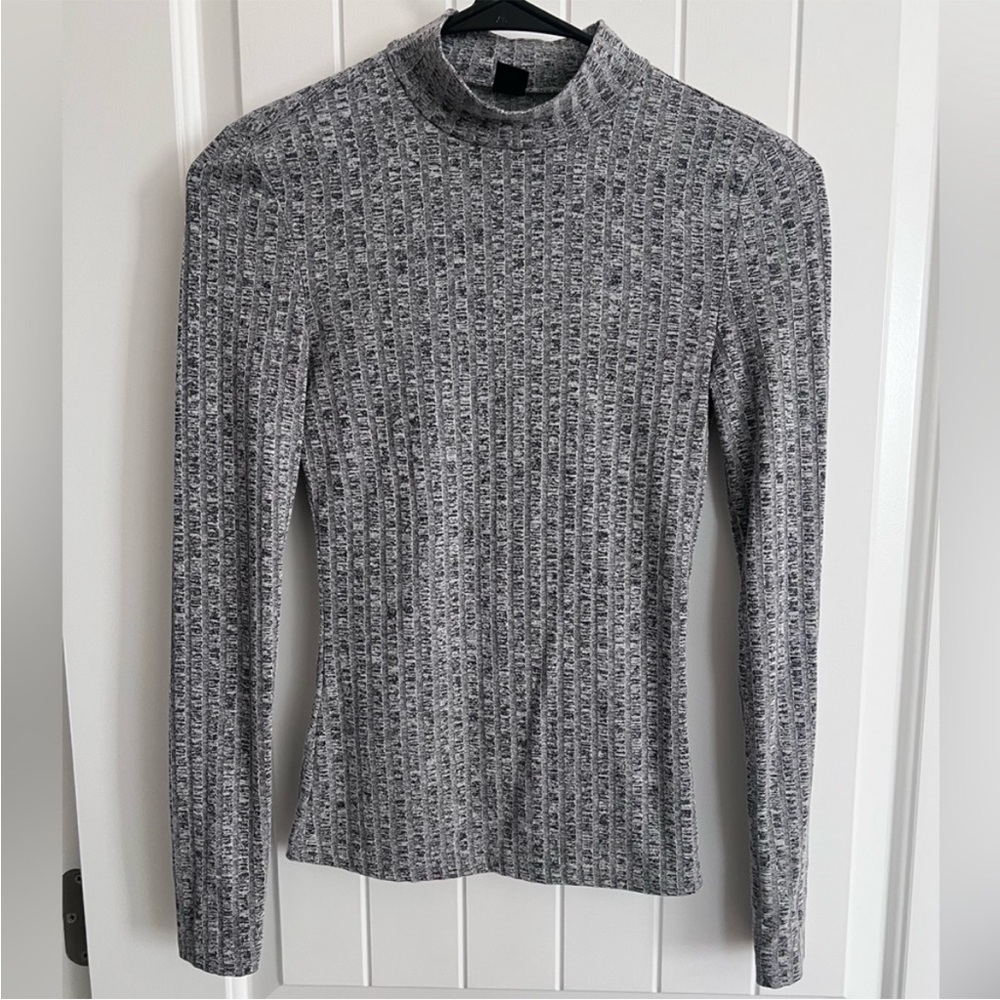 Textured Gray Patterned Top - Picture 6 of 6